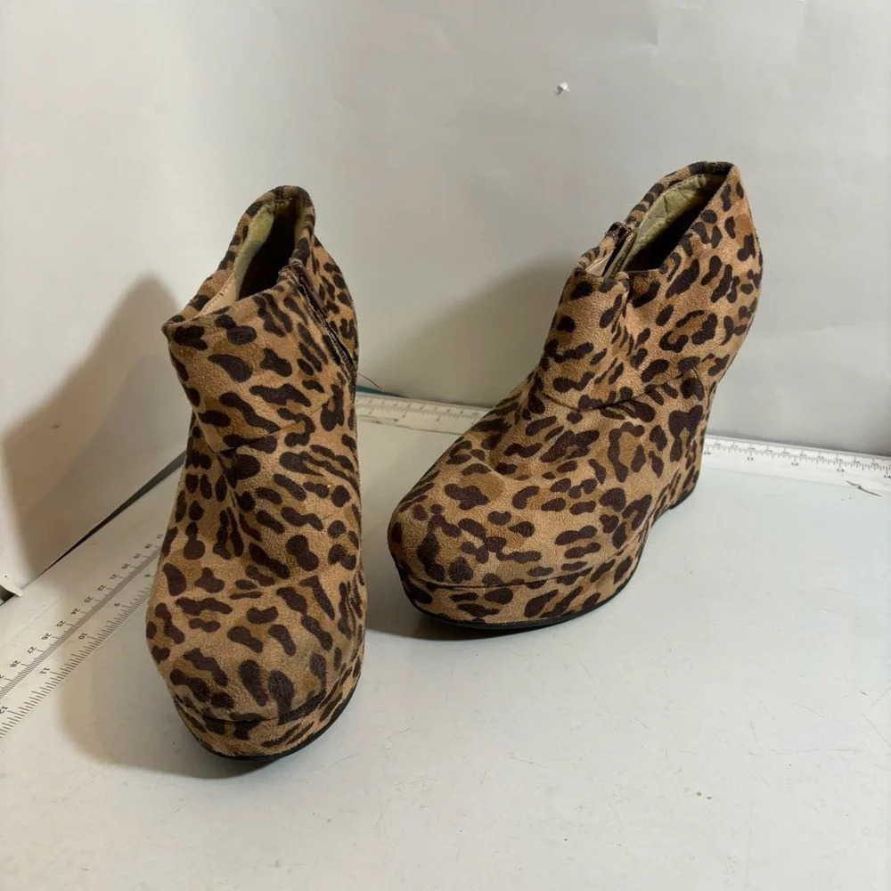 🛍️3/$30  Women’s leopard animal‎ print wedge heel bootie in size 9